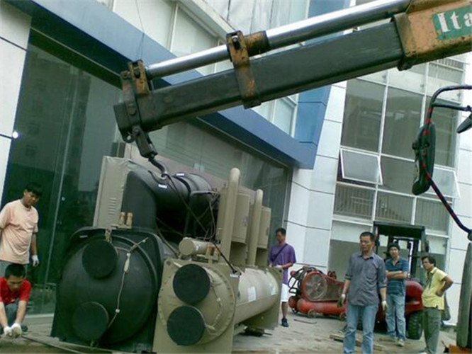 福泉市随车吊和汽车吊的核心区别是什么？哪种更省钱？